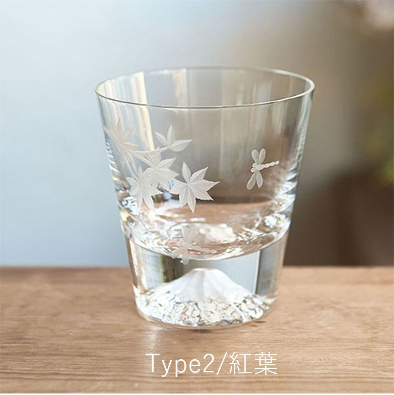 เกล็ดหิมะ ดอกไม้ไฟ ใบไม้เปลี่ยนสี นกกระเรียน ... การออกแบบที่ยอดเยี่ยมถูกวาดขึ้นบนแก้วภูเขาไฟฟูจิยอดนิยมและสามารถหาซื้อได้ที่ FUN! JAPAN! !!【1023-02】